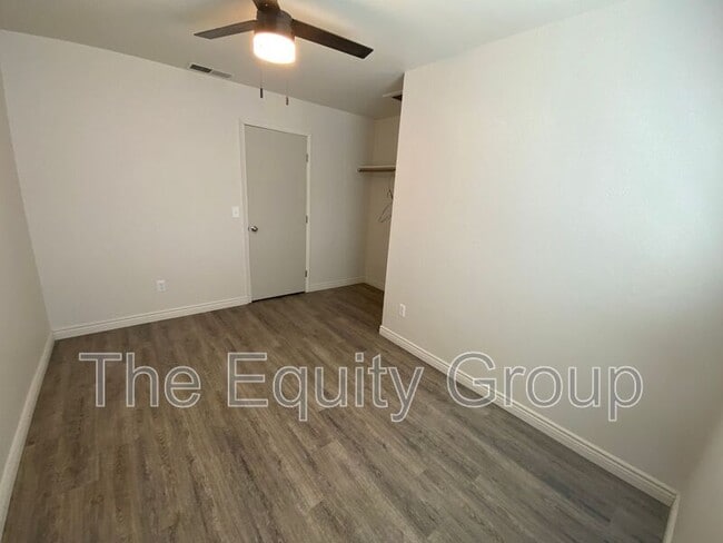 Building Photo - 5716 W Robinwood Ave