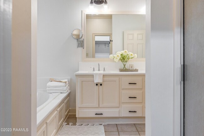 Building Photo - 126 Kingspointe Cir