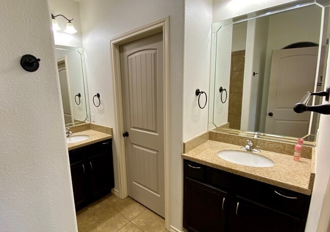 Building Photo - 7208 Manford Ln