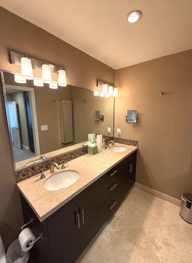 Building Photo - HUGE MODERN BRIGHT Potrero Hill Top Floor ...