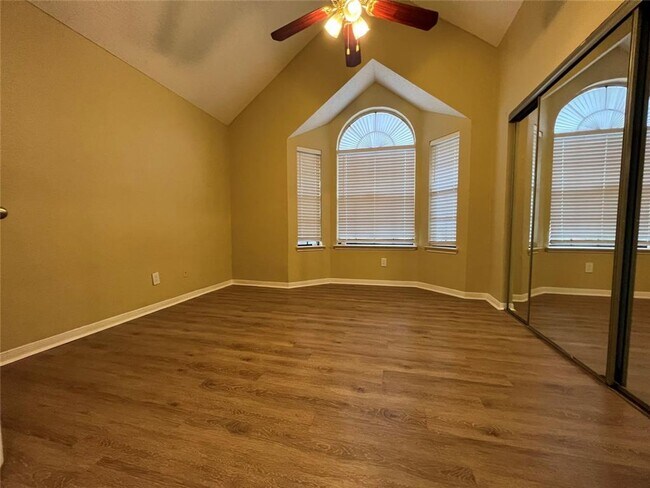 Building Photo - Spacious Ground Floor Unit in Quiet Locati...