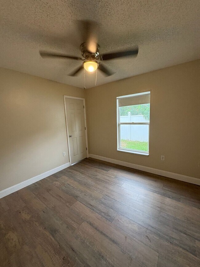 Building Photo - Wonderful 4 bedroom plus bonus room BEAUTY...