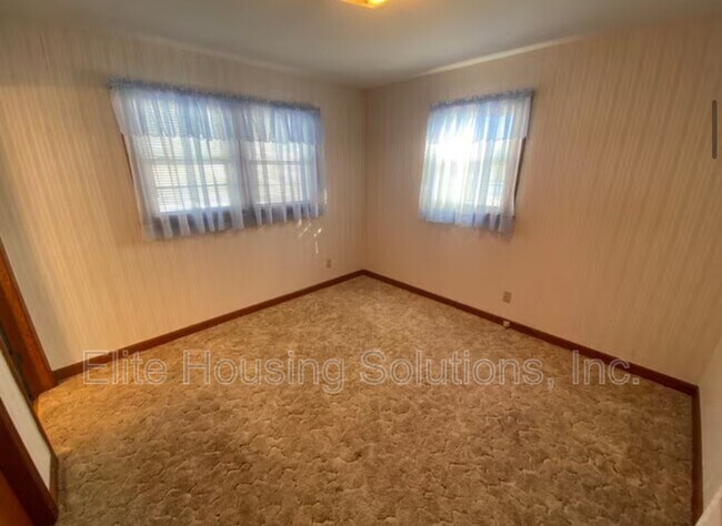 Building Photo - 410 Colonial Dr