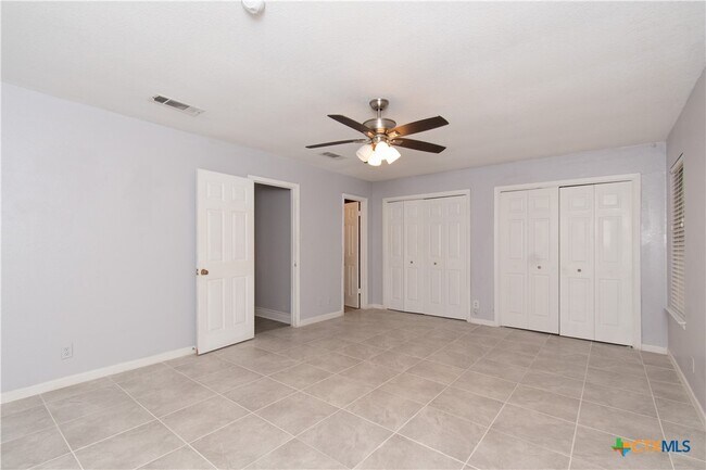 Building Photo - 1801 Farhills Dr