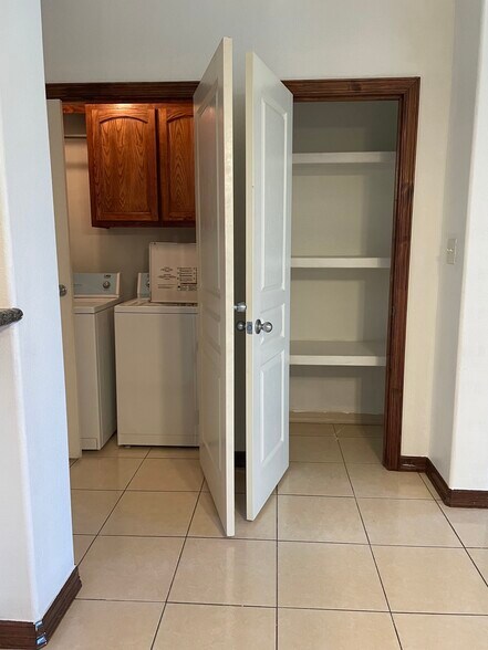 Pantry & Laundry - 3043 Scotland Dr