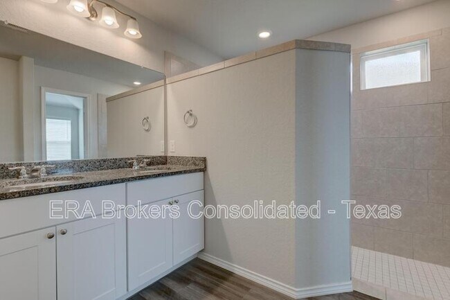 Building Photo - 242 Holland Pk