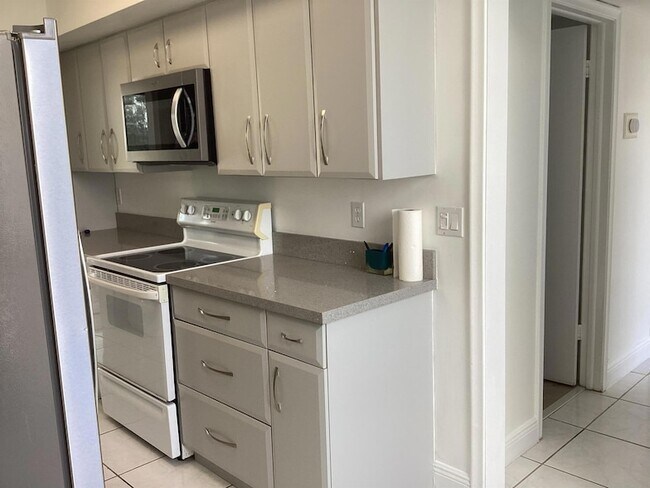 Building Photo - 00 Bridgewood Dr