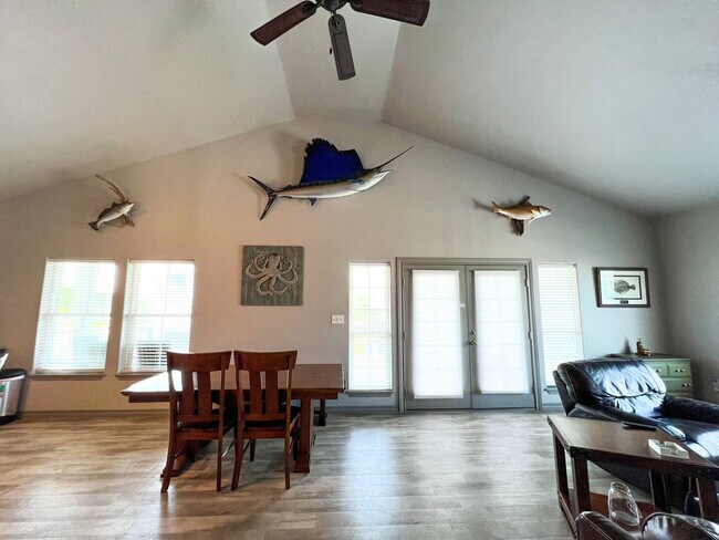 Building Photo - 4037 Summit Dr