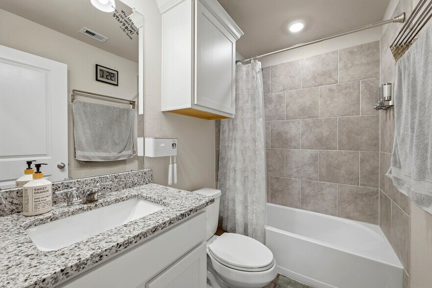 Building Photo - 1033 Verona Dr