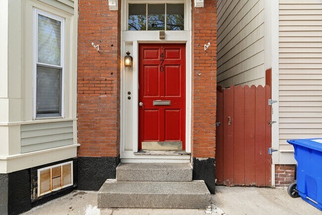 Building Photo - 470 E 3rd St