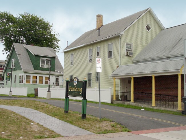 Building Photo - 394 Franklin Ave