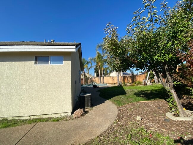 Building Photo - 9225 Sweetdale Ct