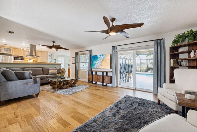 Building Photo - 12 Fairway Dr