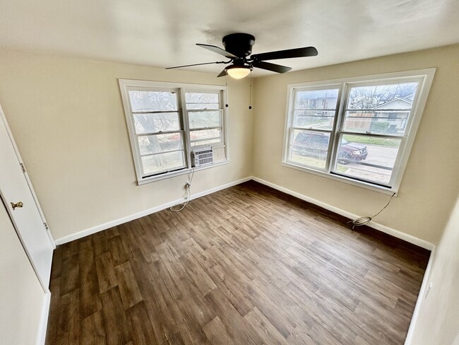 Building Photo - 427 S Center Ave