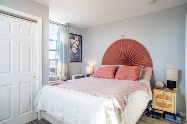 Building Photo - 1614 Summit Ave