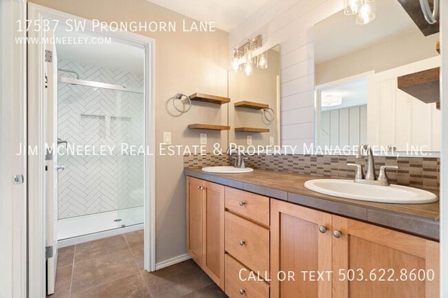 Building Photo - 17537 SW Pronghorn Ln