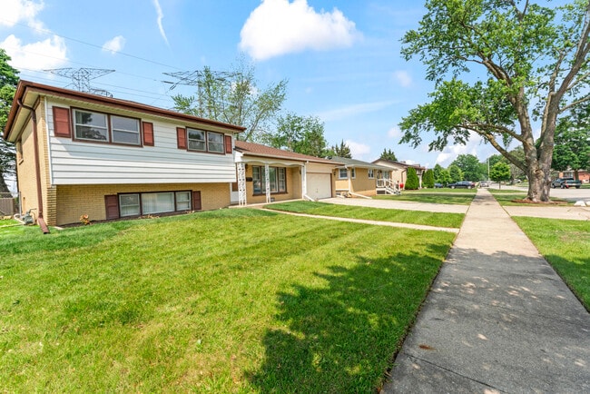 Building Photo - 427 Gilbert Dr