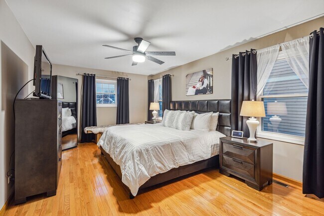 Building Photo - Fully Furnished 4 Bedroom 2.5 bathroom home in Bloomingdale
