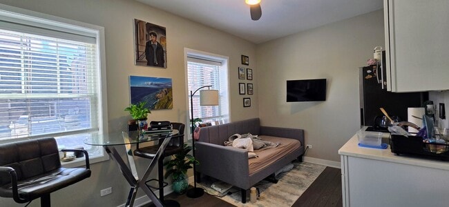 Building Photo - 1409 W Diversey Pkwy