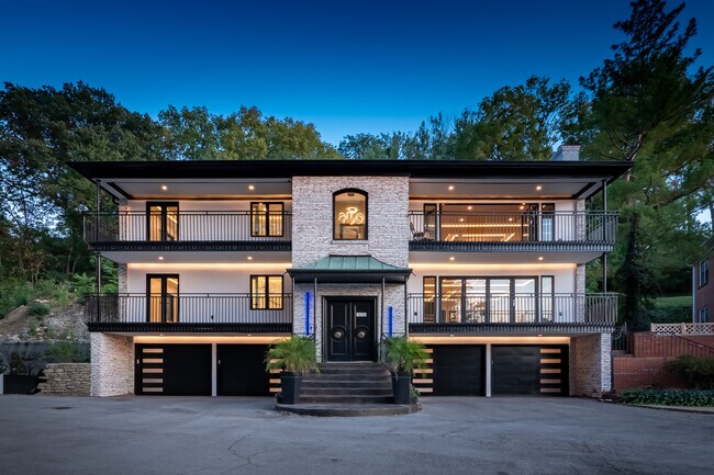 Primary Photo - 611 W 49th St