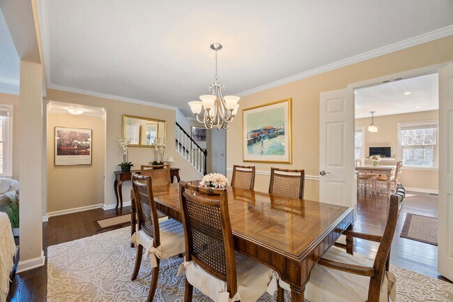 Building Photo - 4 Bedroom, 3.5 Bath Furnished Townhouse Available