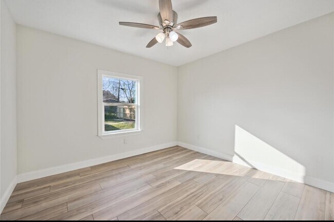 Building Photo - 220 Armstrong St