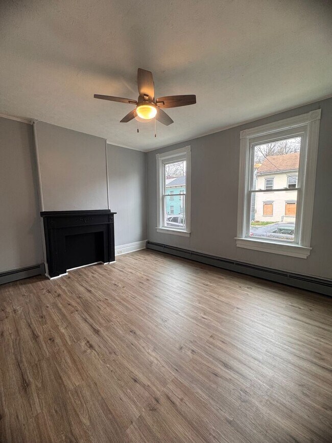 Building Photo - 160 N Miller St