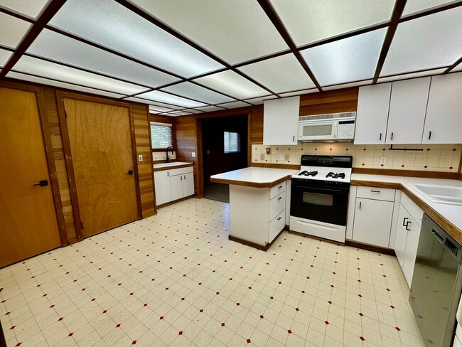 Building Photo - 1204 N Brooklane St