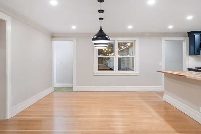 Building Photo - Charming Downtown Home!