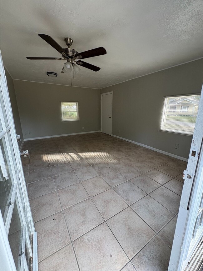 Building Photo - 905 St Lawrence River Rd