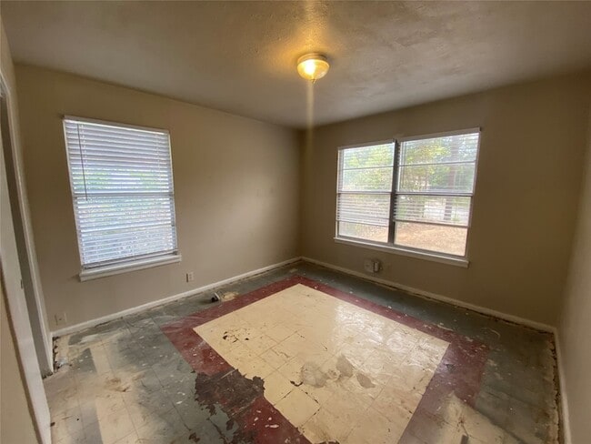 Building Photo - 1412 Oakwood Dr