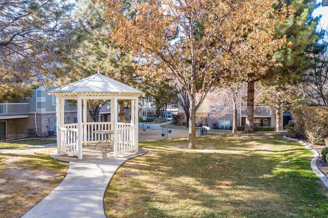 Building Photo - Beautiful 2 Bedroom Condo in North Orem