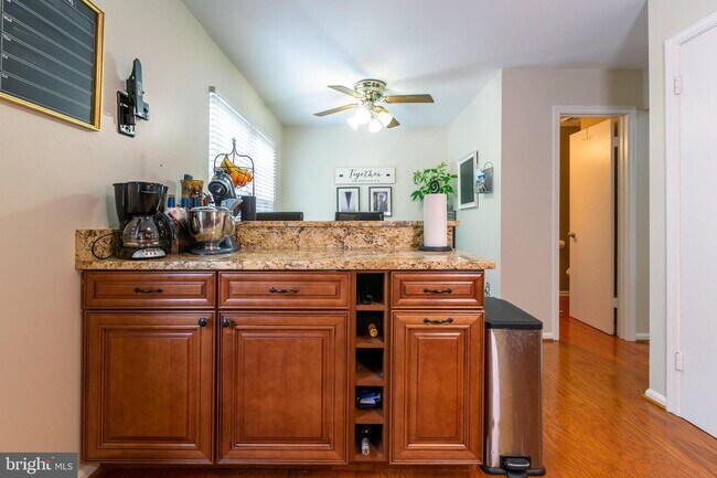 Building Photo - Stylish and Spacious Townhome with Open Floor Plan and Updated Kitchen