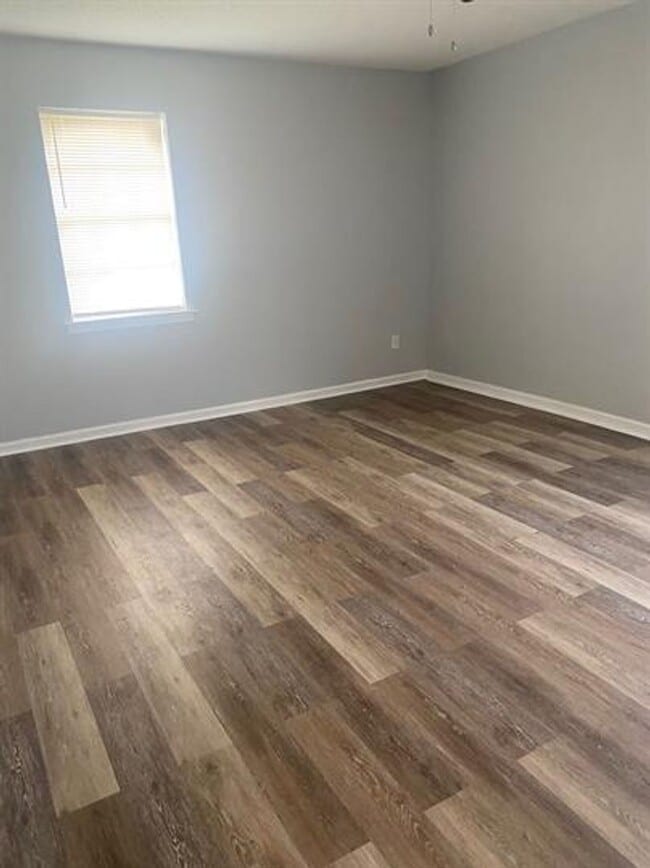 Building Photo - Newly Renovated 3-Bedroom Home - Modern Up...