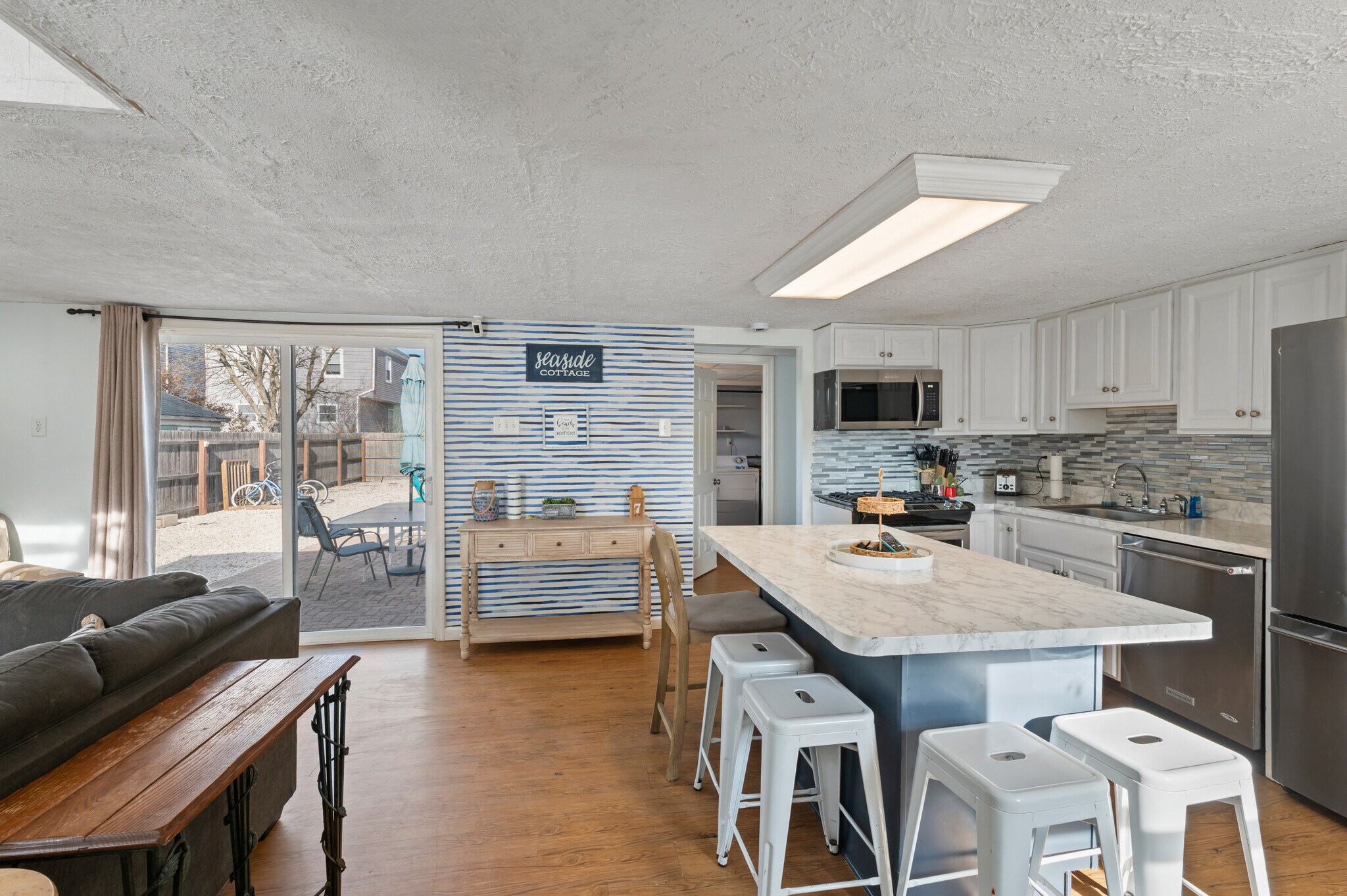 Building Photo - 104 7th Ave