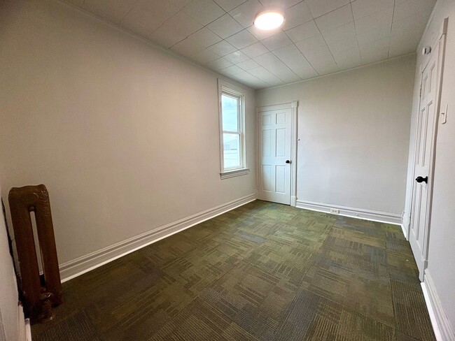 Building Photo - 923 W Princess St