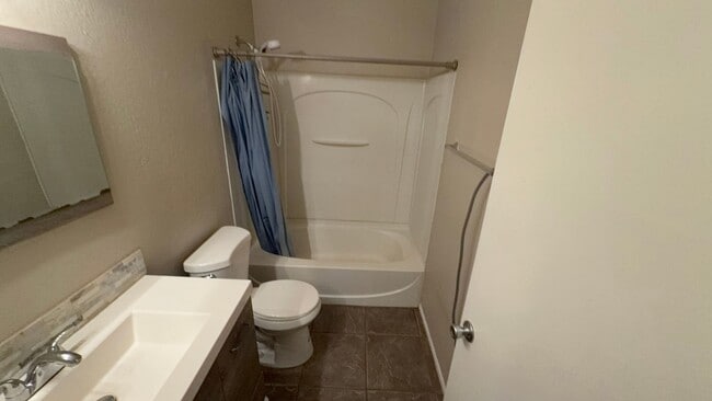 Building Photo - 2 bedroom 1 bath