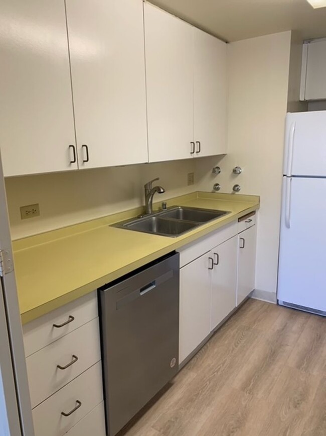 Building Photo - Harbor Square Condo - 1 bedroom, 1 bath un...