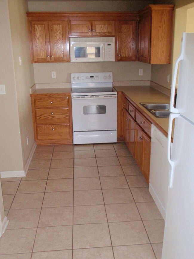 Building Photo - 2731-2733 Elm Creek