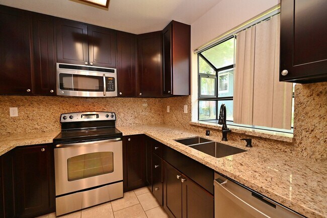Building Photo - $3,540 / Bright & Spacious 3BR/ 2.5BA Town Home in Newark City