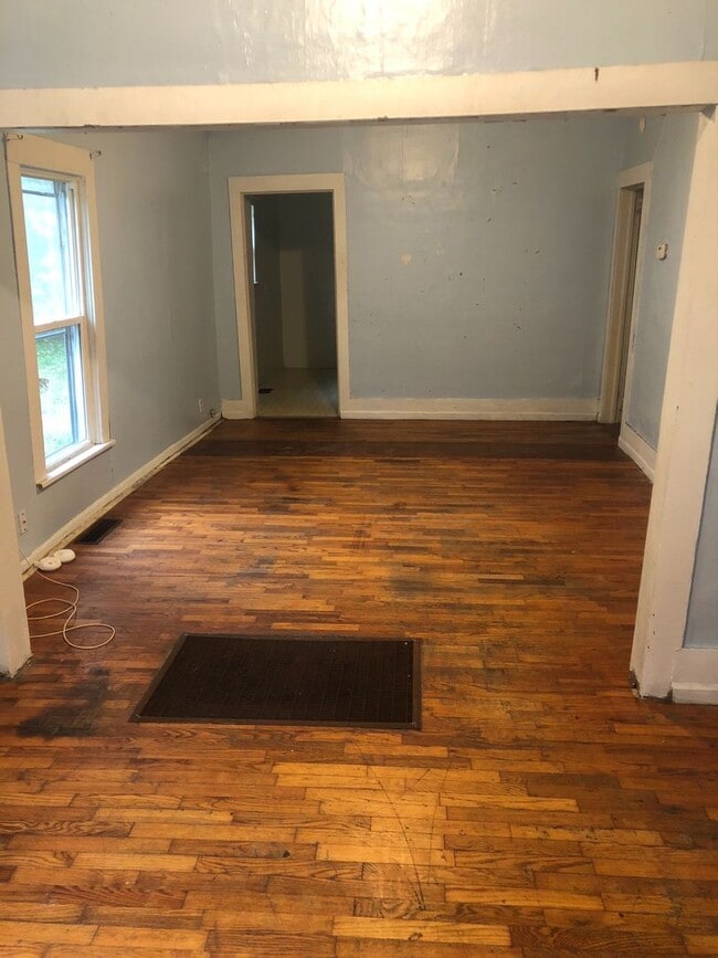 Building Photo - $850 - 2 bed 1 bath - Single Family Home
