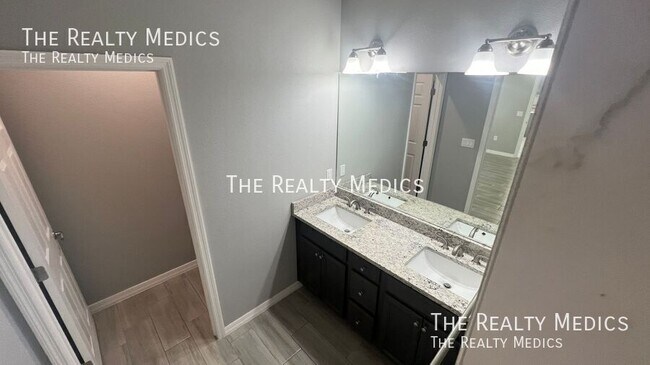 Building Photo - 2640 Dennis Ave SE