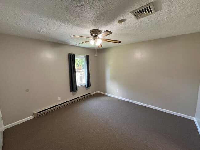 Building Photo - 1681 Village Pl
