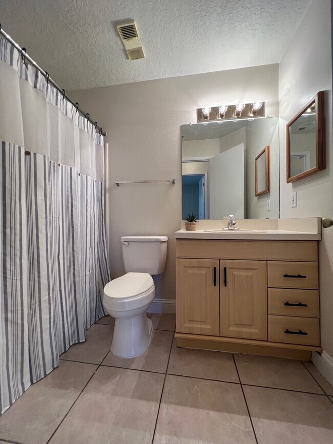 Building Photo - 5405 Lake Margaret Dr