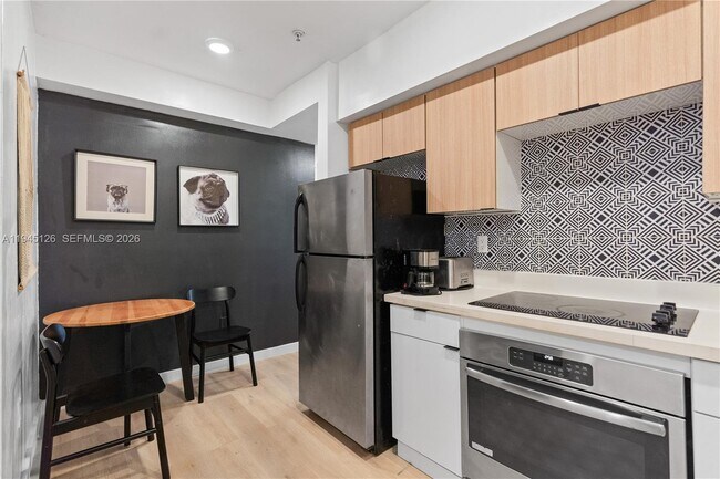 Building Photo - 810 7th St