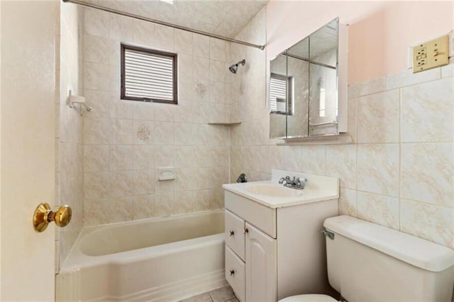 Building Photo - 38 George St