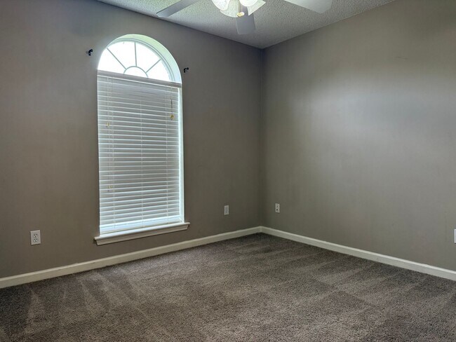 Building Photo - 23 Violet Ln