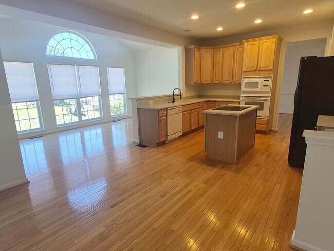 Building Photo - 5207 Linden Dr
