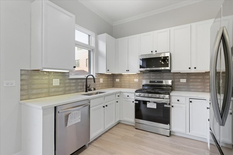 Building Photo - 839 W 14th Pl