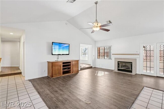 Building Photo - SPACIOUS 3BEDROOM SINGLE STORY TOWNHOME IN...